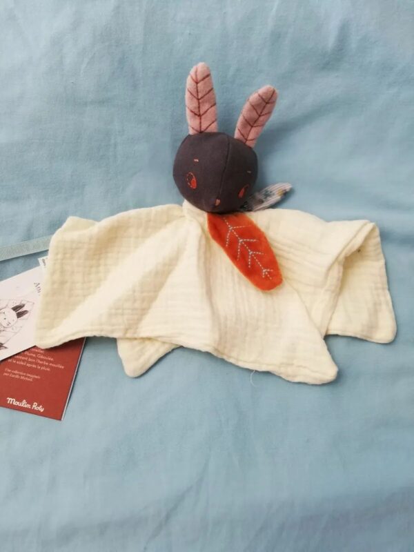 3575677150169-doudou-lapin-creme-apres-la-pluie
